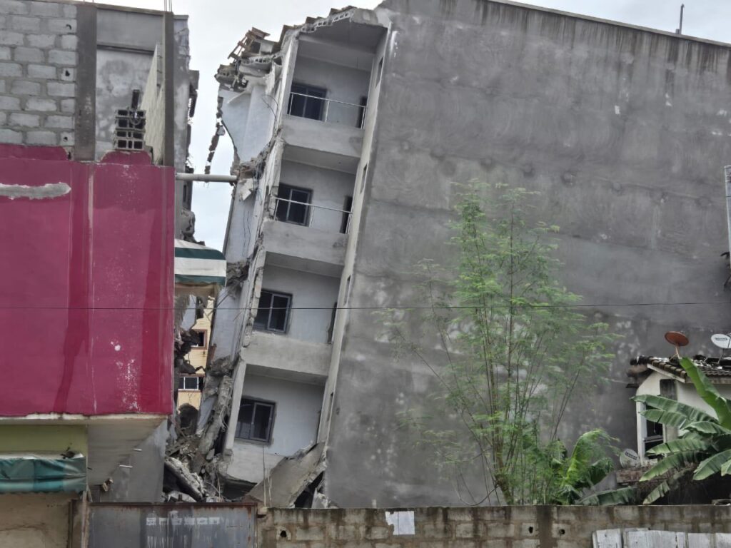Deux immeubles jumelés de type R+5 en chantier se sont effondrés à Cocody-Faya